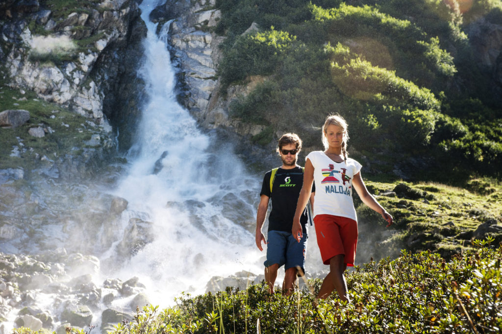 paerchen_beim_wandern_vor_wasserfall_candre_schoenherr_tvb_stubai_vitalhotel_edelweiss